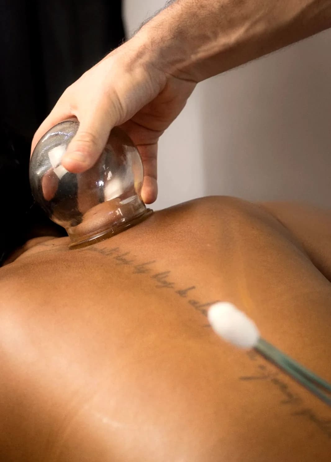 Pose d'une ventouse sur le dos lors d'une séance de cupping à Toulon